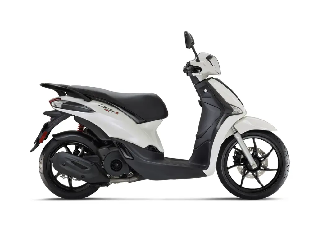 Piaggio_Liberty-S_125-150_Bianco-Luna_Lat-dx-1100x786.webp