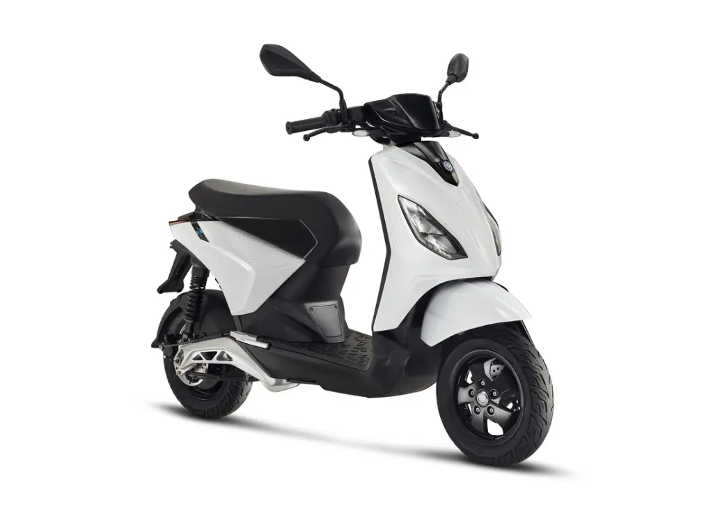 Piaggio-ONE_Bianco_3-4ANTDX_bianco-1100x786.webp