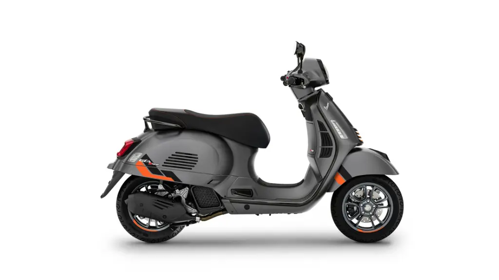 Vespa_GTS-Supersport_125_Grigio-Travolgente_Lat-dx-1100x619.webp