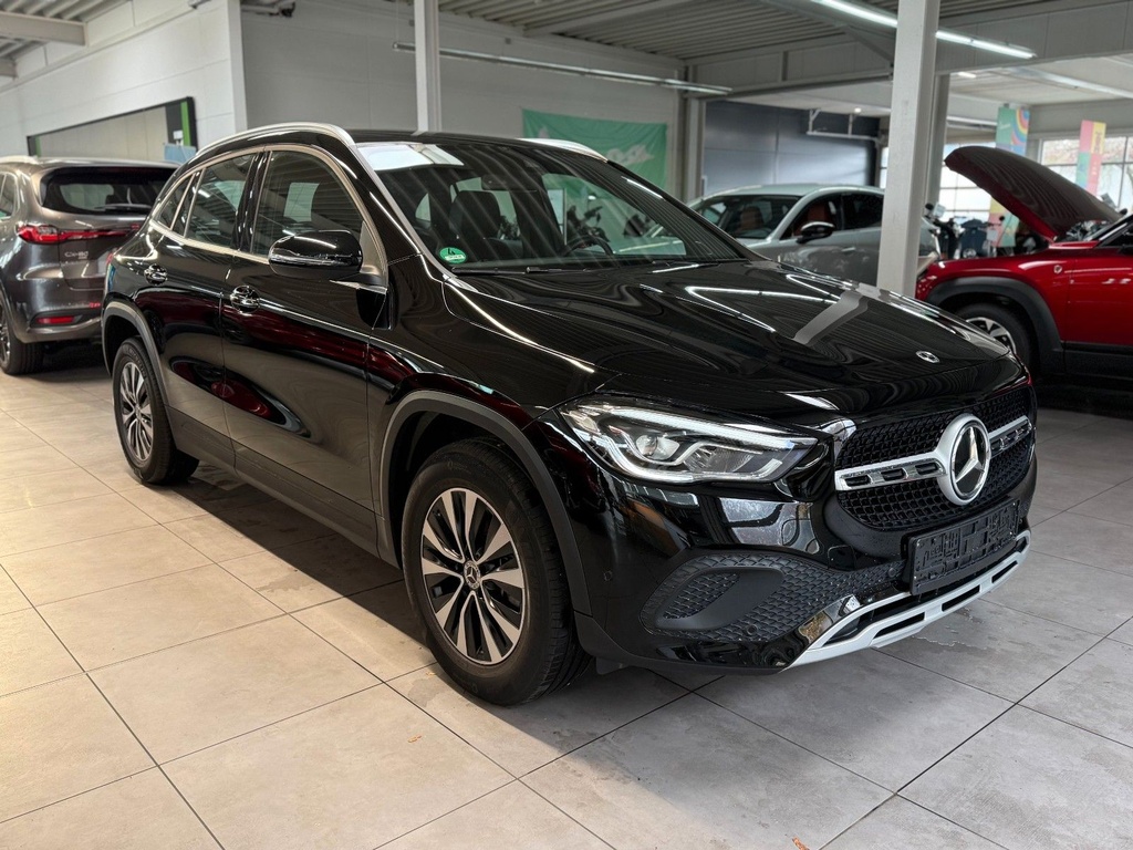 MERCEDES-BENZ GLA 200 Business LED Kamera Fullscreen Pano
